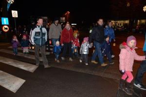 b_800_600_0_00_images_stories_Novice_2013_15._tradicionalni_pohod_z_luckami_po_ulicah_Grosupljega_9d