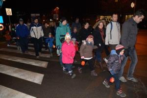 b_800_600_0_00_images_stories_Novice_2013_15._tradicionalni_pohod_z_luckami_po_ulicah_Grosupljega_9e