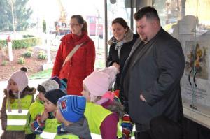 b_800_600_0_00_images_stories_Novice_2013_Cebelice_iz_vrtca_Kekec_okrasile_bozicno_smrekico_v_prostorih_obcinske_hise_3