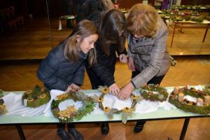 b_800_600_0_00_images_stories_Novice_2013_Izdelovanje_adventnih_venckov_v_Smarju_Sapu_9za