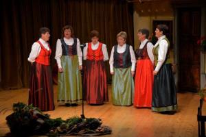 b_800_600_0_00_images_stories_Novice_2013_Fantje_po_polj_gredo_5