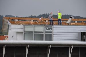 b_800_600_0_00_images_stories_Novice_2013_Orkanski_veter_v_Grosupljem_odkrival_strehe_in_podiral_drevesa_9c