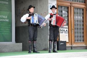 b_800_600_0_00_images_stories_Novice_2013_18_vseslovensko_srecanje_ljubiteljev_starodobnih_vozil_Skofljica_s_postankom_v_Grosupljem_9i
