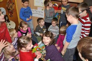 b_800_600_0_00_images_stories_Novice_2013_Zupan_dr._Peter_Verlic_nase_malcke_presenetil_z_darilci_3