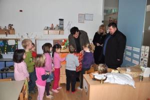 b_800_600_0_00_images_stories_Novice_2013_Zupan_dr._Peter_Verlic_nase_malcke_presenetil_z_darilci_5