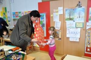 b_800_600_0_00_images_stories_Novice_2013_Zupan_dr._Peter_Verlic_nase_malcke_presenetil_z_darilci_9b