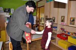 b_800_600_0_00_images_stories_Novice_2013_Zupan_dr._Peter_Verlic_nase_malcke_presenetil_z_darilci_9i