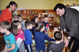 b_800_600_0_00_images_stories_Novice_2013_Zupan_dr._Peter_Verlic_nase_malcke_presenetil_z_darilci_9n
