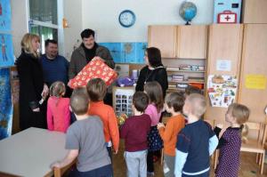 b_800_600_0_00_images_stories_Novice_2013_Zupan_dr._Peter_Verlic_nase_malcke_presenetil_z_darilci_9o