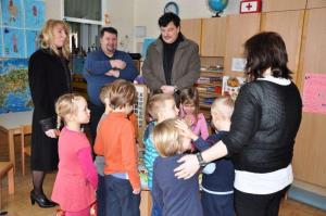 b_800_600_0_00_images_stories_Novice_2013_Zupan_dr._Peter_Verlic_nase_malcke_presenetil_z_darilci_9s