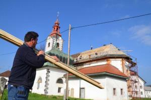 b_800_600_0_00_images_stories_Novice_2012_november_Obnova_ostresja_v_zupnijski_cerkvi_v_Smarju_Sapu_2