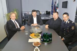 b_800_600_0_00_images_stories_Novice_2012_oktober_Obisk_ministra_za_obrambo_Alesa_Hojsa_3e