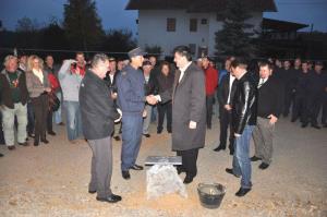 b_800_600_0_00_images_stories_Novice_2012_oktober_Na_Velikem_Mlacevem_polozili_temeljni_kamen_za_nov_gasilski_dom_9b