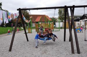 b_800_600_0_00_images_stories_Novice_2012_oktober_Otvoritev_otroskih_igral_v_VVZ_Kekec_Grosuplje_9