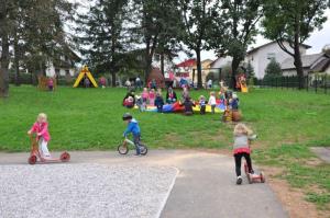 b_800_600_0_00_images_stories_Novice_2012_oktober_Otvoritev_otroskih_igral_v_VVZ_Kekec_Grosuplje_9b