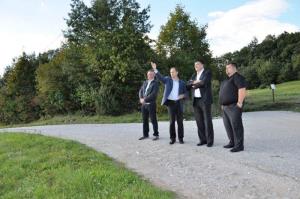 b_800_600_0_00_images_stories_Novice_2012_oktober_Zupan_dr._Peter_Verlic_in_direktor_obcinske_uprave_Dusan_Hocevar_na_Ilovi_Gori_3