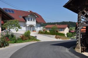 b_800_600_0_00_images_stories_Novice_2012_avgust_Otvoritev_ceste_v_Ponovi_vasi_9