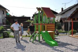 b_800_600_0_00_images_stories_Novice_2012_julij_Vrtcevski_otroci_dobili_nova_igrala_2