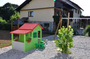 b_800_600_0_00_images_stories_Novice_2012_julij_Vrtcevski_otroci_dobili_nova_igrala_3