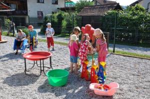b_800_600_0_00_images_stories_Novice_2012_julij_Vrtcevski_otroci_dobili_nova_igrala_4
