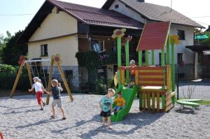 b_800_600_0_00_images_stories_Novice_2012_julij_Vrtcevski_otroci_dobili_nova_igrala_5