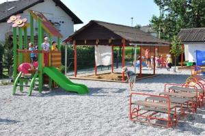 b_800_600_0_00_images_stories_Novice_2012_julij_Vrtcevski_otroci_dobili_nova_igrala_6