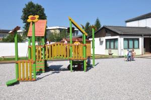b_800_600_0_00_images_stories_Novice_2012_julij_Vrtcevski_otroci_dobili_nova_igrala_8