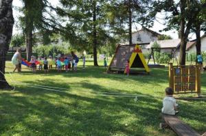 b_800_600_0_00_images_stories_Novice_2012_julij_Vrtcevski_otroci_dobili_nova_igrala_9a