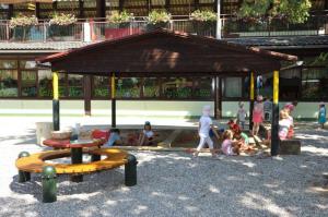 b_800_600_0_00_images_stories_Novice_2012_julij_Vrtcevski_otroci_dobili_nova_igrala_9c