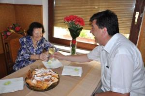 b_800_600_0_00_images_stories_Novice_2012_julij_Nasa_obcanka_Ljudmila_Filippini_praznovala_101_leto_6a