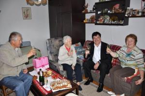 b_800_600_0_00_images_stories_Novice_2012_maj_Najstarejsa_obcanka_Anna_Gerzelj_praznovala_102_leti_5