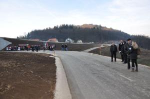 b_800_600_0_00_images_stories_novice_2011-1_december_Otvoritev_novega_dela_cestnega_omrezja_v_Predolah_3